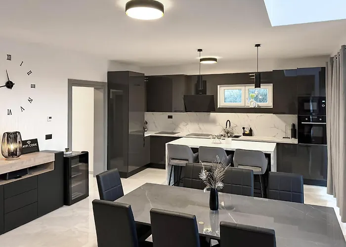 4 Bedroom Gorgeous In Semesterbostad Raslina