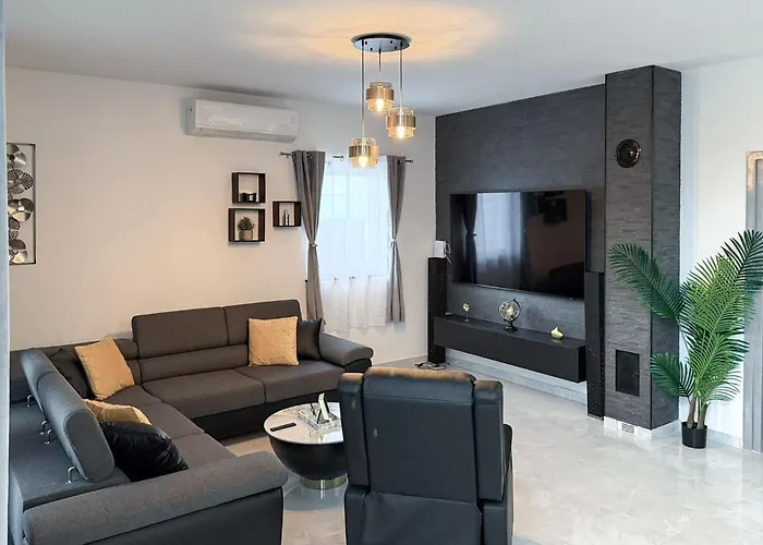 4 Bedroom Gorgeous In Semesterbostad