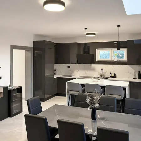 4 Bedroom Luxurious In بيت للعطل Raslina