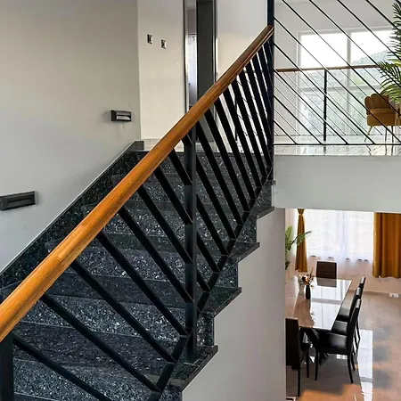 4 Bedroom Luxurious In بيت للعطل Raslina
