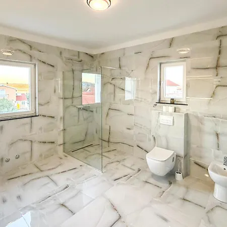 4 Bedroom Luxurious In *
