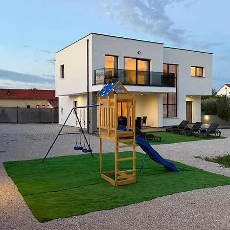 4 Bedroom Luxurious In بيت للعطل Raslina
