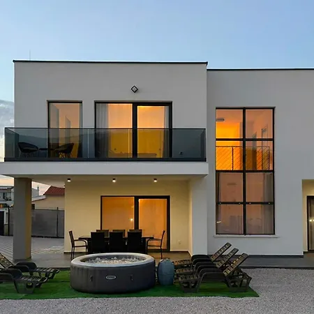 بيت للعطل 4 Bedroom Luxurious In
