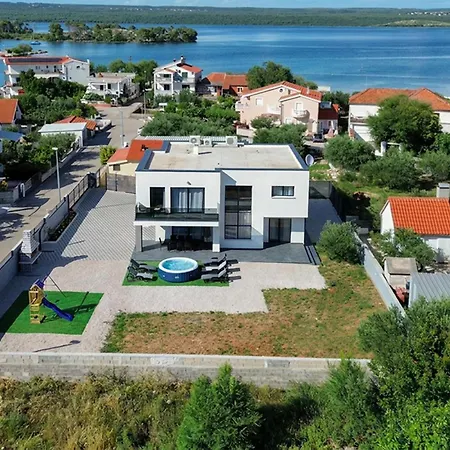4 Bedroom Luxurious In *