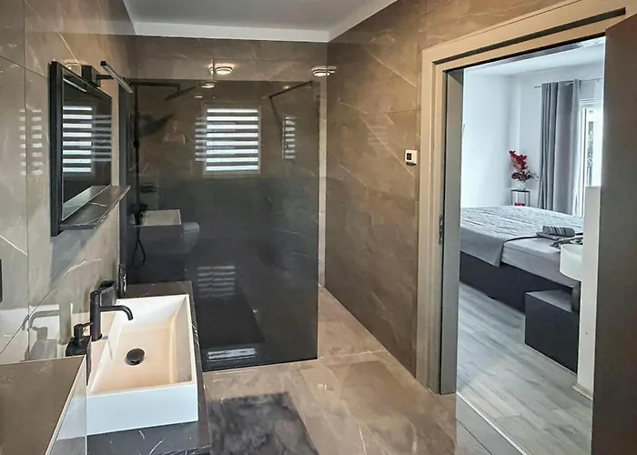 Сasa de vacaciones 4 Bedroom Gorgeous In Raslina